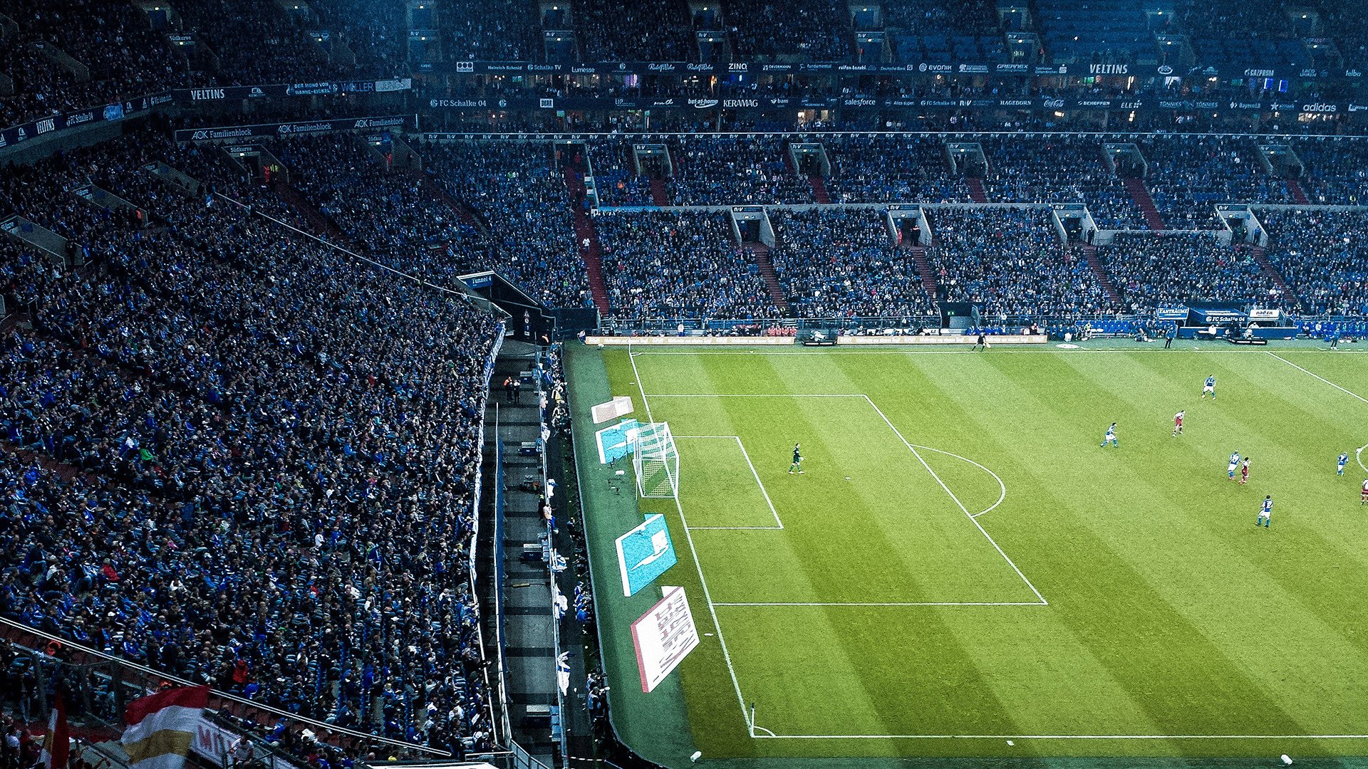 体育场上格局激烈,双方势均力敌拼尽全力,体育场场景