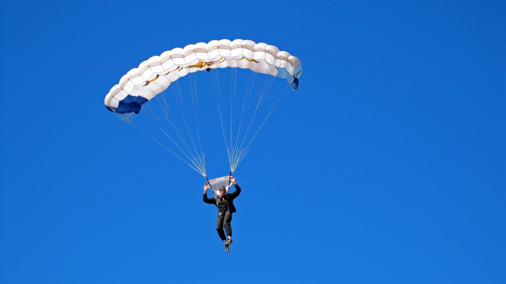 惊险比赛展开，焦灼气氛扑面而来，惊险挑战